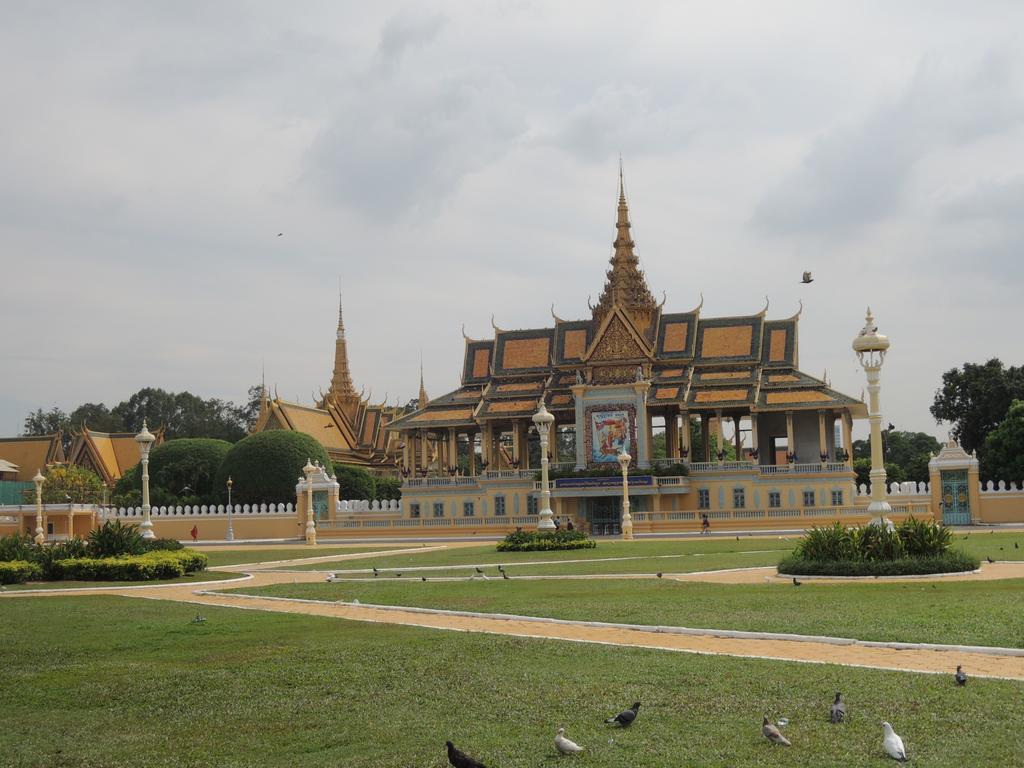Golden Boat Guesthouse Phnom-Penh Buitenkant foto