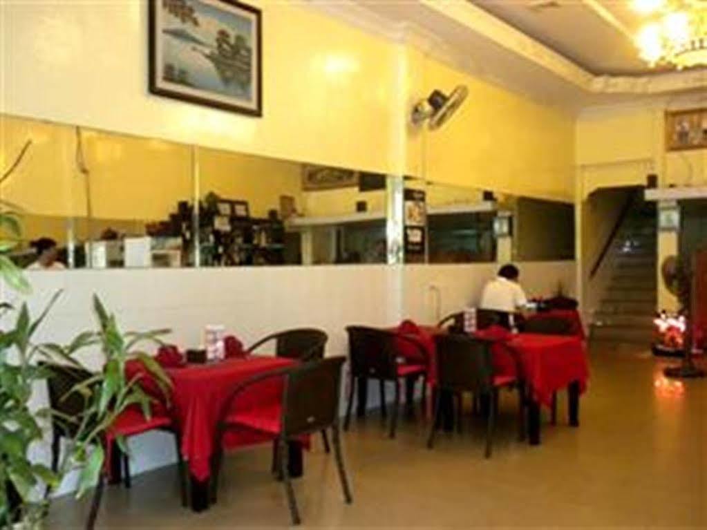 Golden Boat Guesthouse Phnom-Penh Buitenkant foto