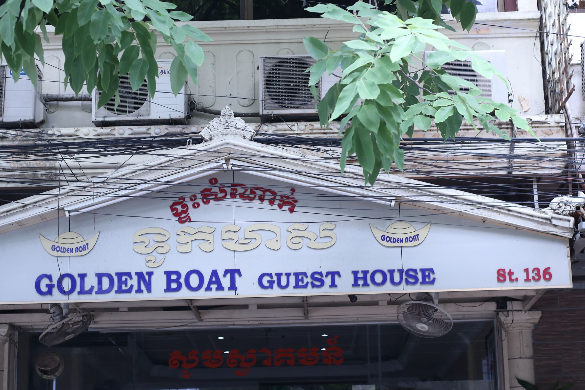 Golden Boat Guesthouse Phnom-Penh Buitenkant foto